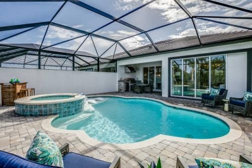 pool and hot tub of Florida home
