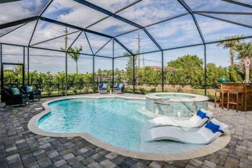 Pool and hot tub of Florida home